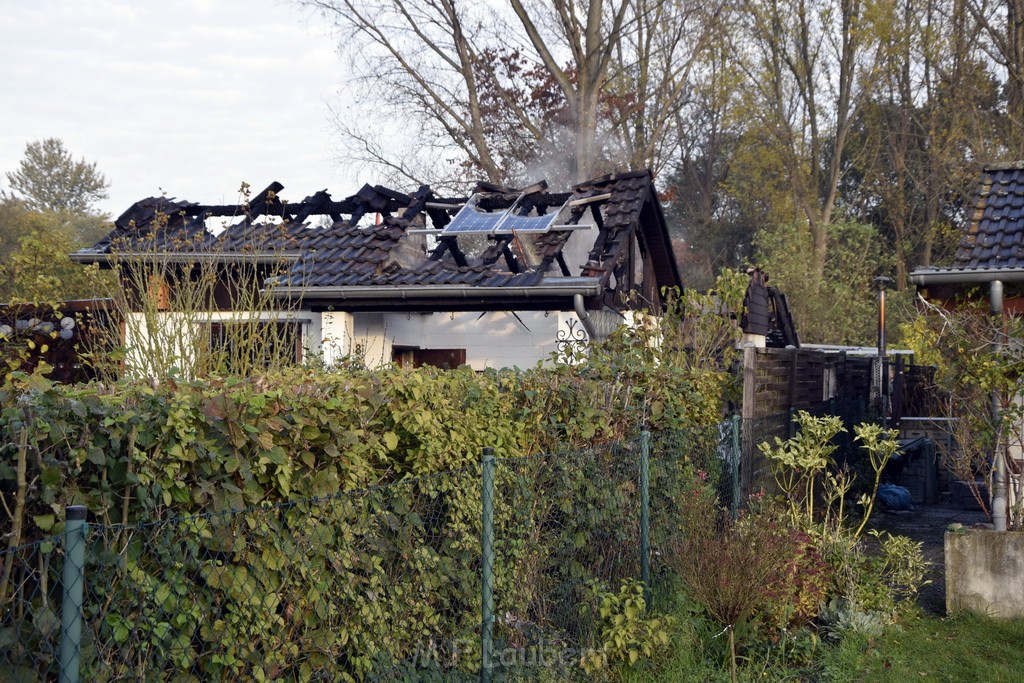 Feuer 1 brannten 3 Lauben Koeln Fuehlingen Kriegerhofstr P021.JPG - Miklos Laubert